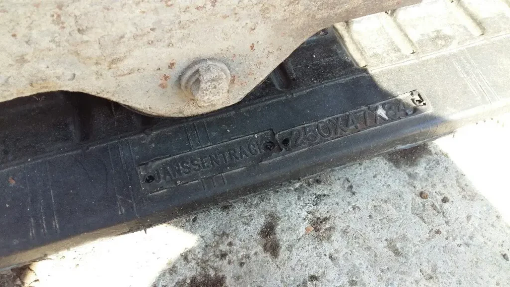 rubberen rups voor graafmachine waarop de maat van de rubber track wordt getoond.