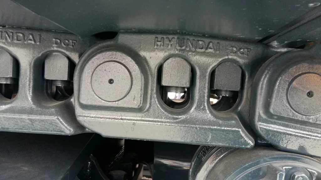 kettingen waarop het merk hyundai en DCF te zien zijn