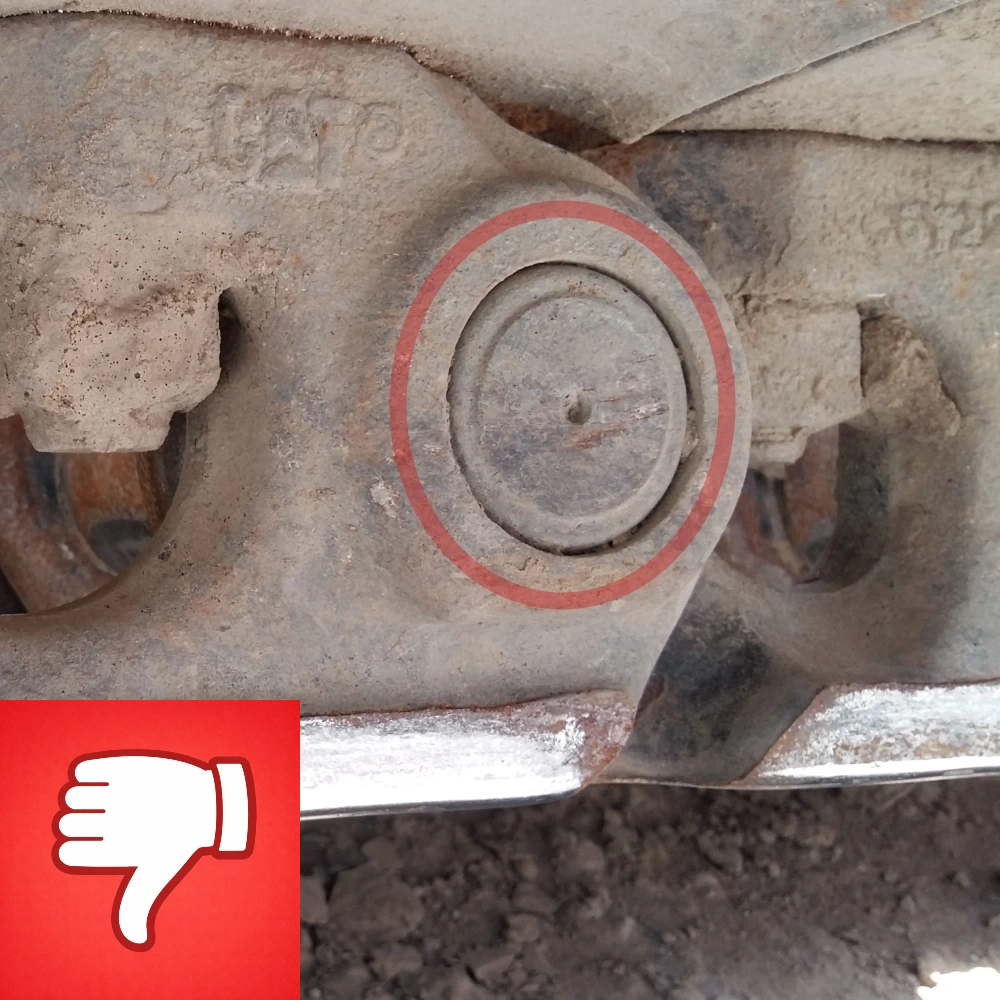 slijtage aan de ketting van het rijwerk waarbij de pinnen los zitten.