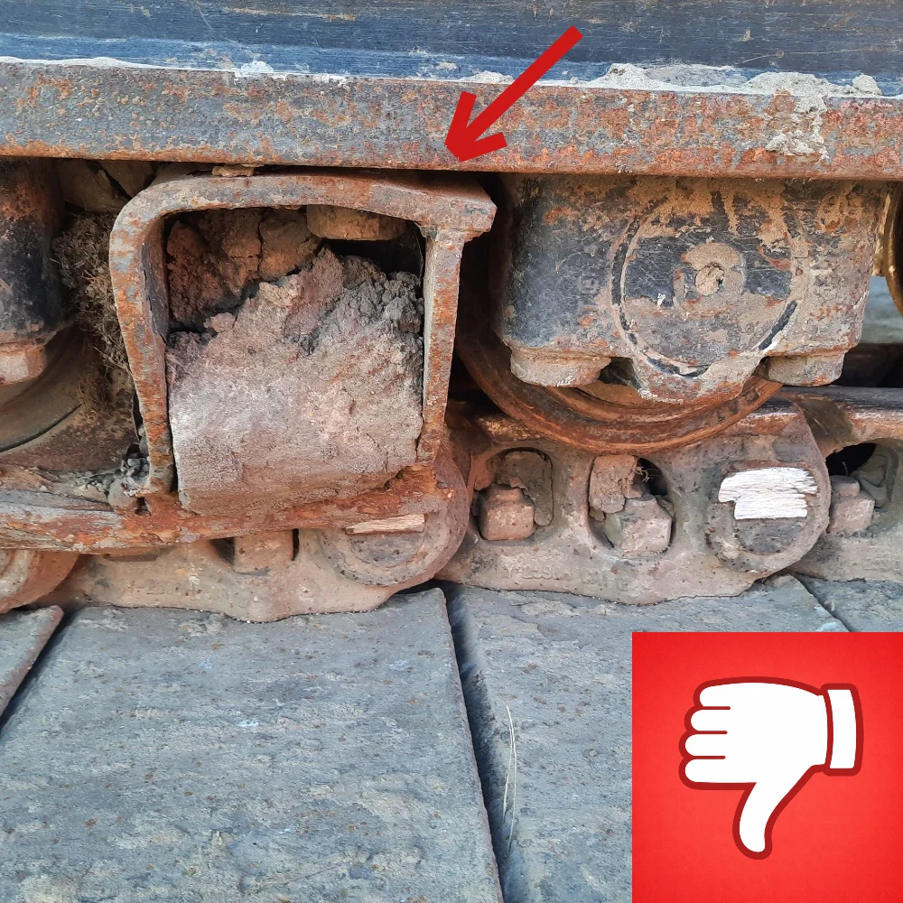 De kettinggeleider van het rijwerk is vervormd.
