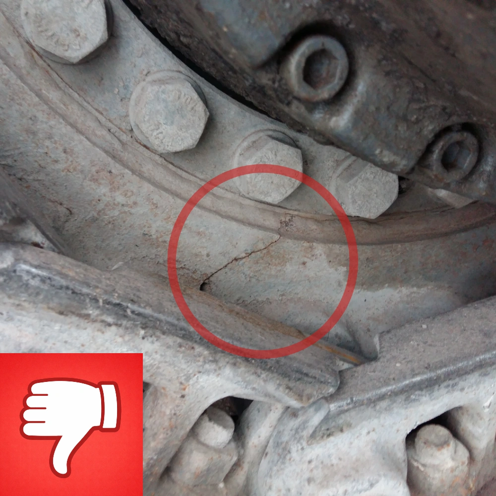 Usure des barbotins du train de roulement, avec une fissure sur la denture.