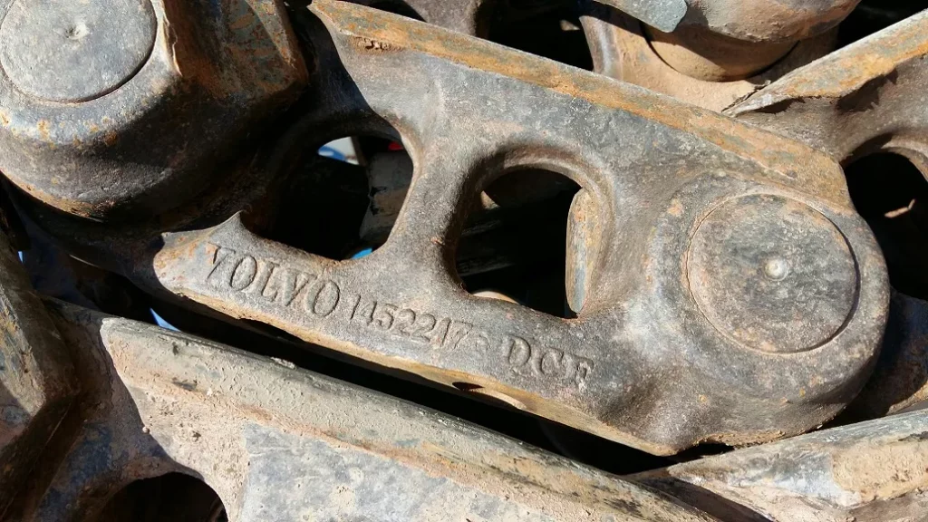 oude kettingen waarop het merk DCF en het merk VOLVO te zien zijn