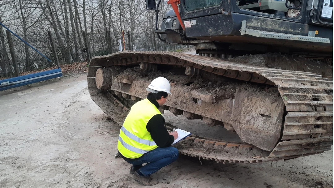 Een inspecteur van Janssentrack voert een rijwerkinspectie uit.