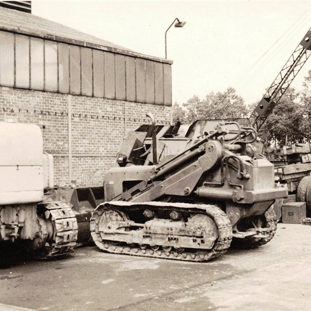 Un ancien bulldozer dont le train de roulement at été remplacé par Leon Janssen - JanssenTrack.