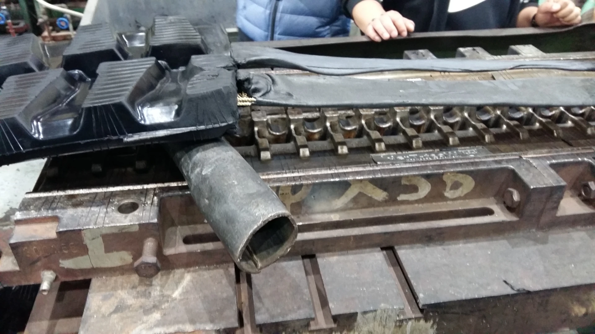 vulcanisatie van de rubberen rups voor een minigraver.