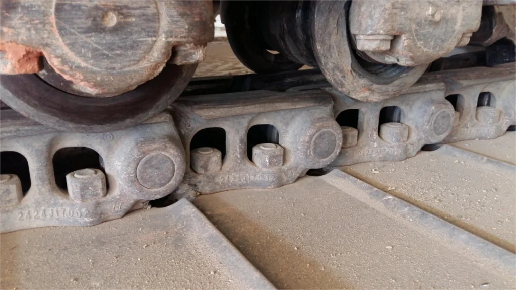 Un galet inférieur endommagé détecté lors de l'inspection du train de roulement.