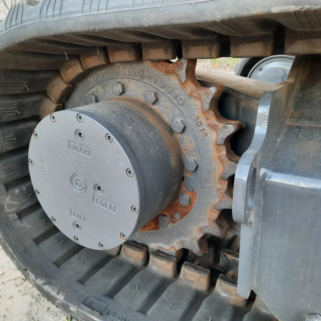 rijmotoren met sprocket gemonteerd op een minigraver.