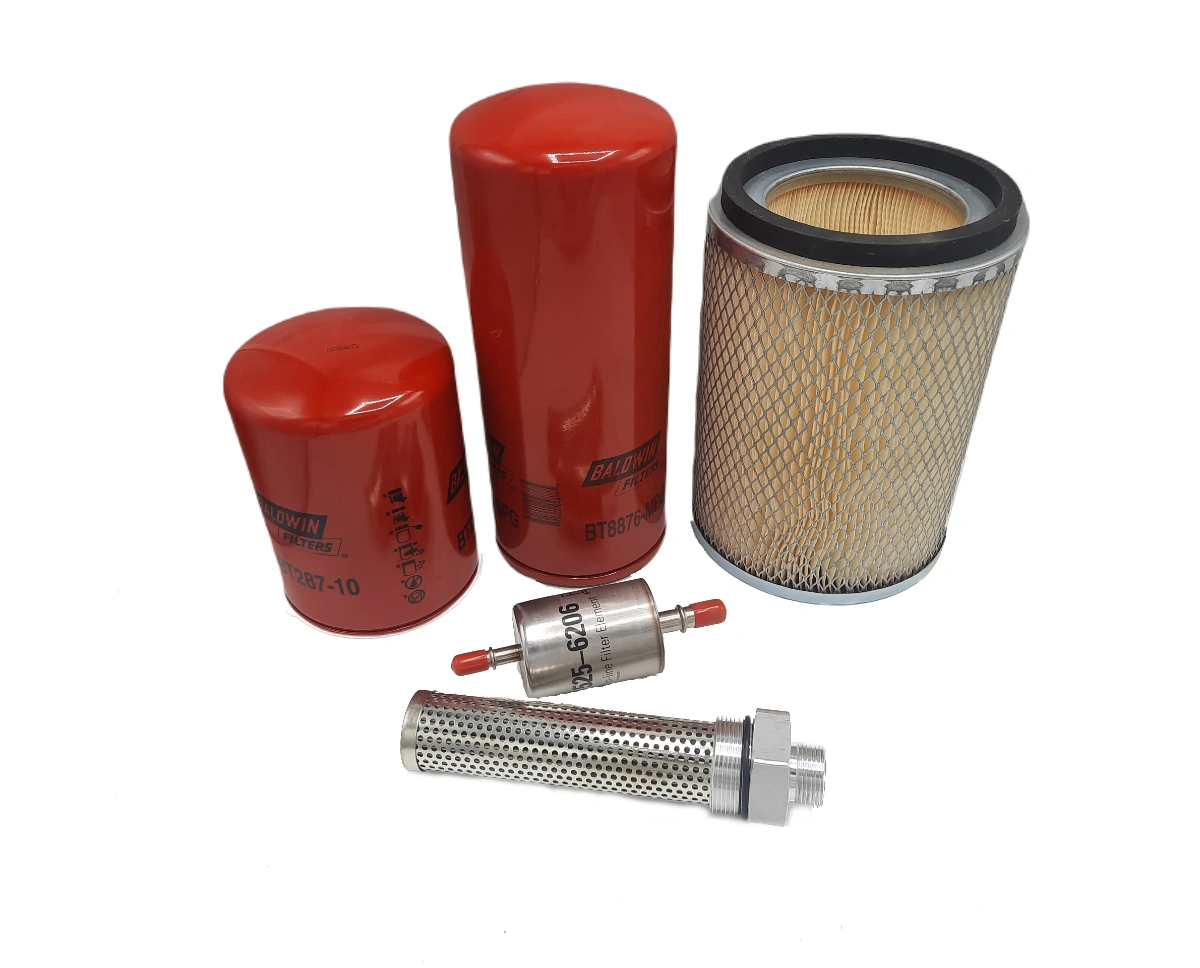 Enkele filters. dit zijn onderdelen voor caterpillar en komatsu machines. De getoonde filters zijn luchfilters, brandstoffilters en oliefilters