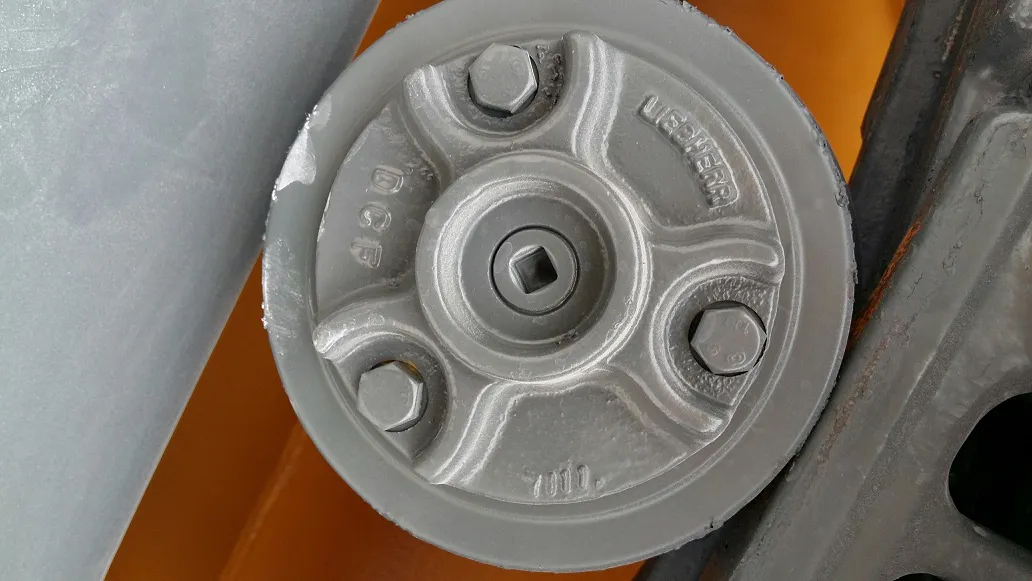 Bovenrol van een rijwerk waarop de merken DCF en LIEBHERR te zien zijn.