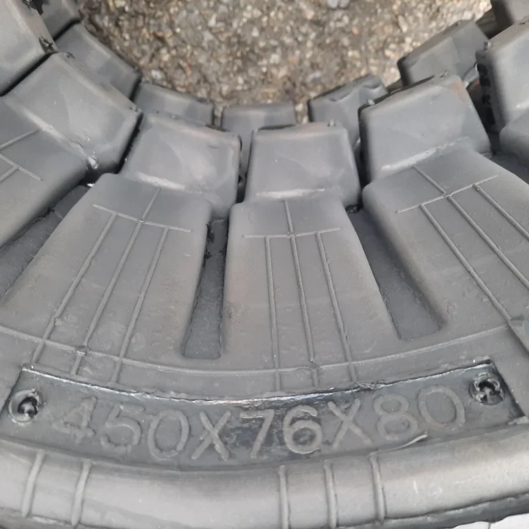 een rubberen rups waarop de afmetingen 450x76x80 te zien zijn.
